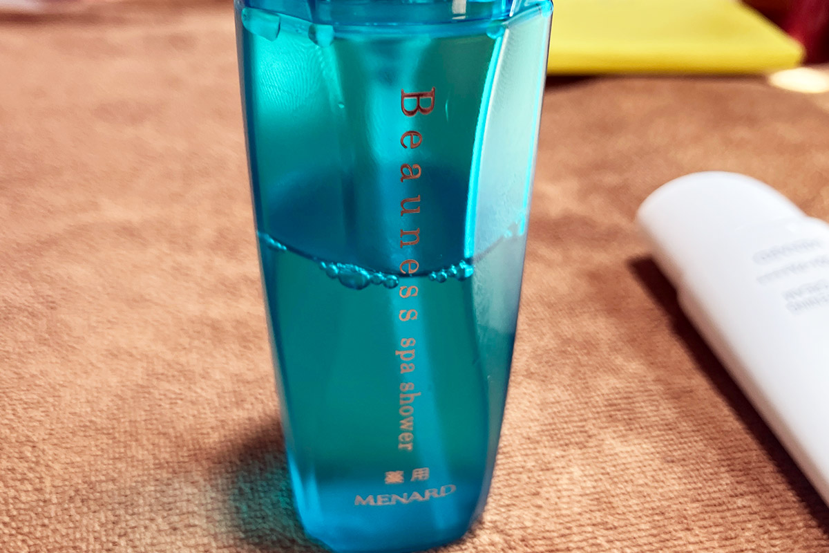 ハンドケアのラストは、顔用の化粧水でしっとり。女性の皆さんのみならず、男性の皆さんもぜひ！