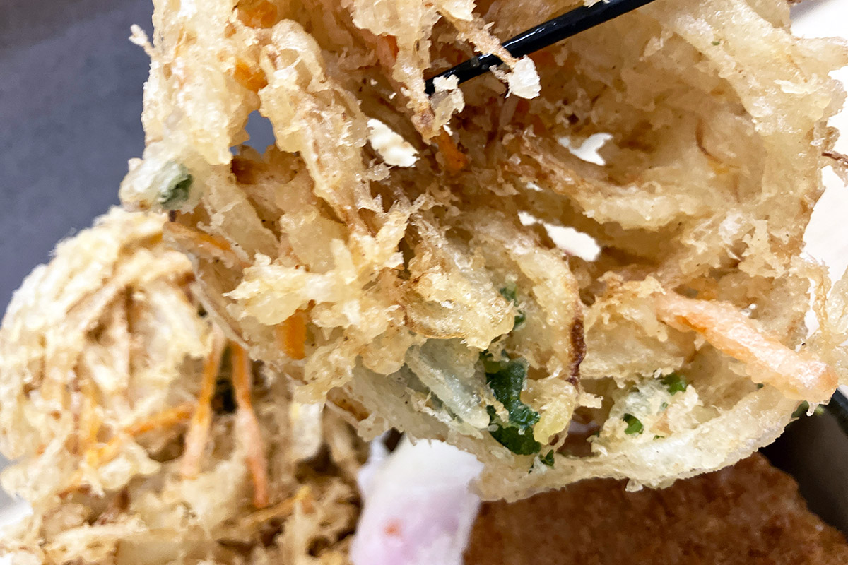 かき揚げの後ろには、かき揚げが。これは軽くホラー