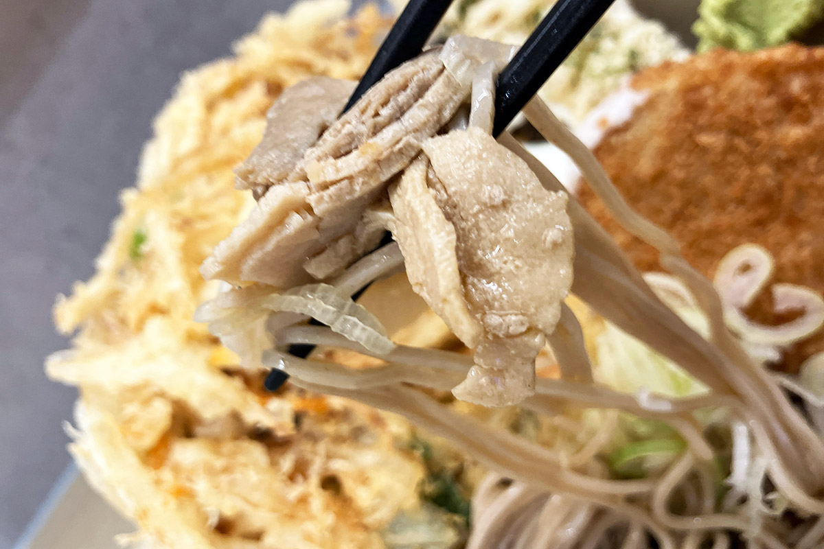 どうしたらよいのか分からず、とりあえず肉から食べ始める