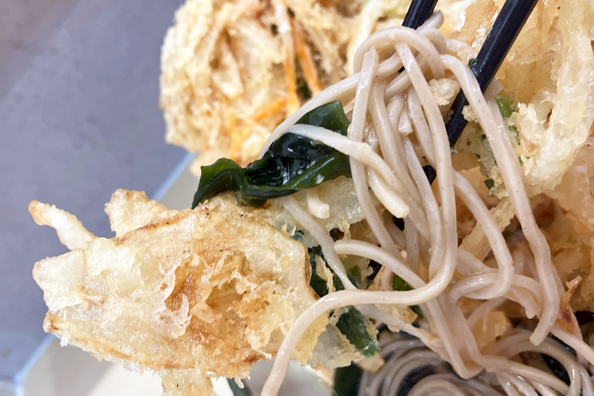 もちろん、二つあるかき揚げも食べなければならない