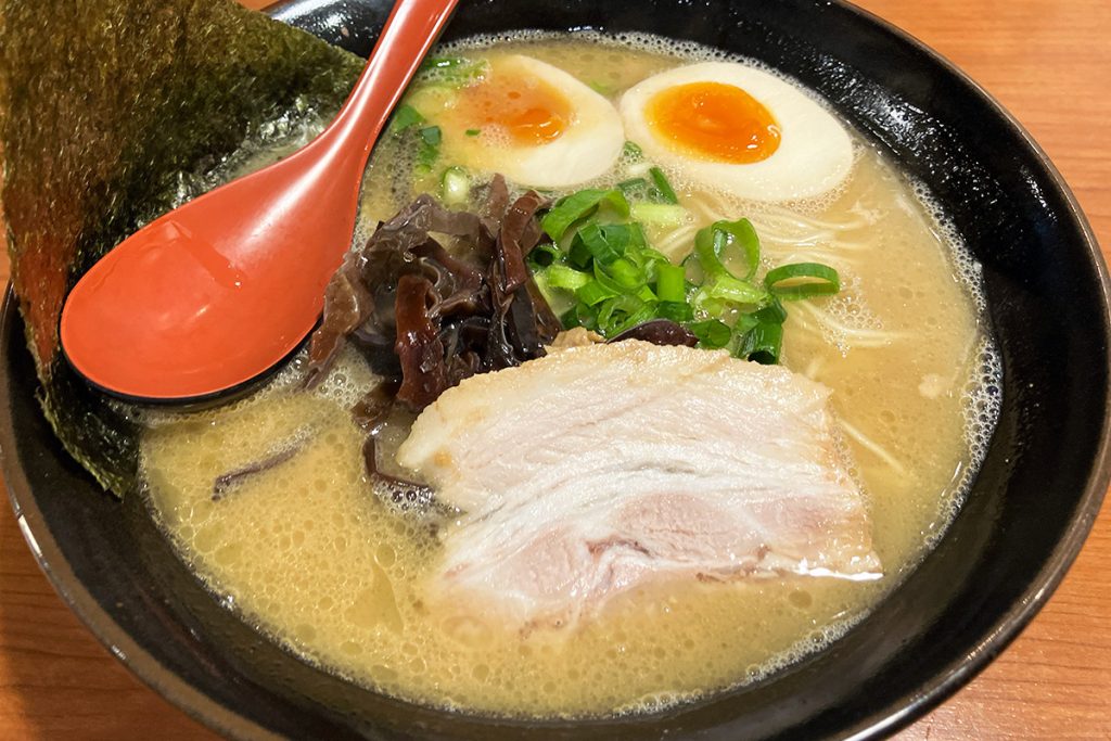 ど豚こつ 翔己の「翔己らーめん」、味玉トッピング