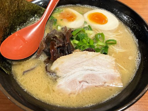 ど豚こつ 翔己の「翔己らーめん」、味玉トッピング