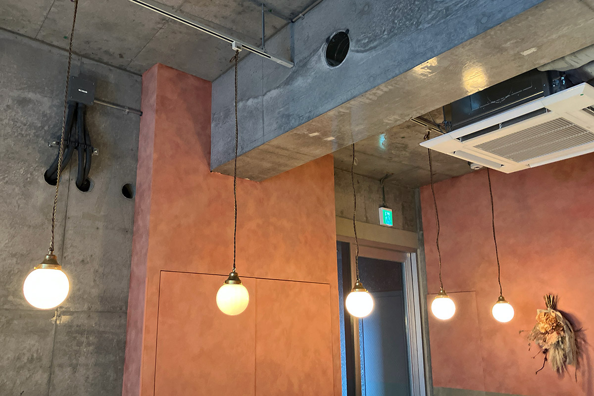 落ち着いた雰囲気の店内、いやー、やっぱりお茶しながらタルトを味わいたいですねー