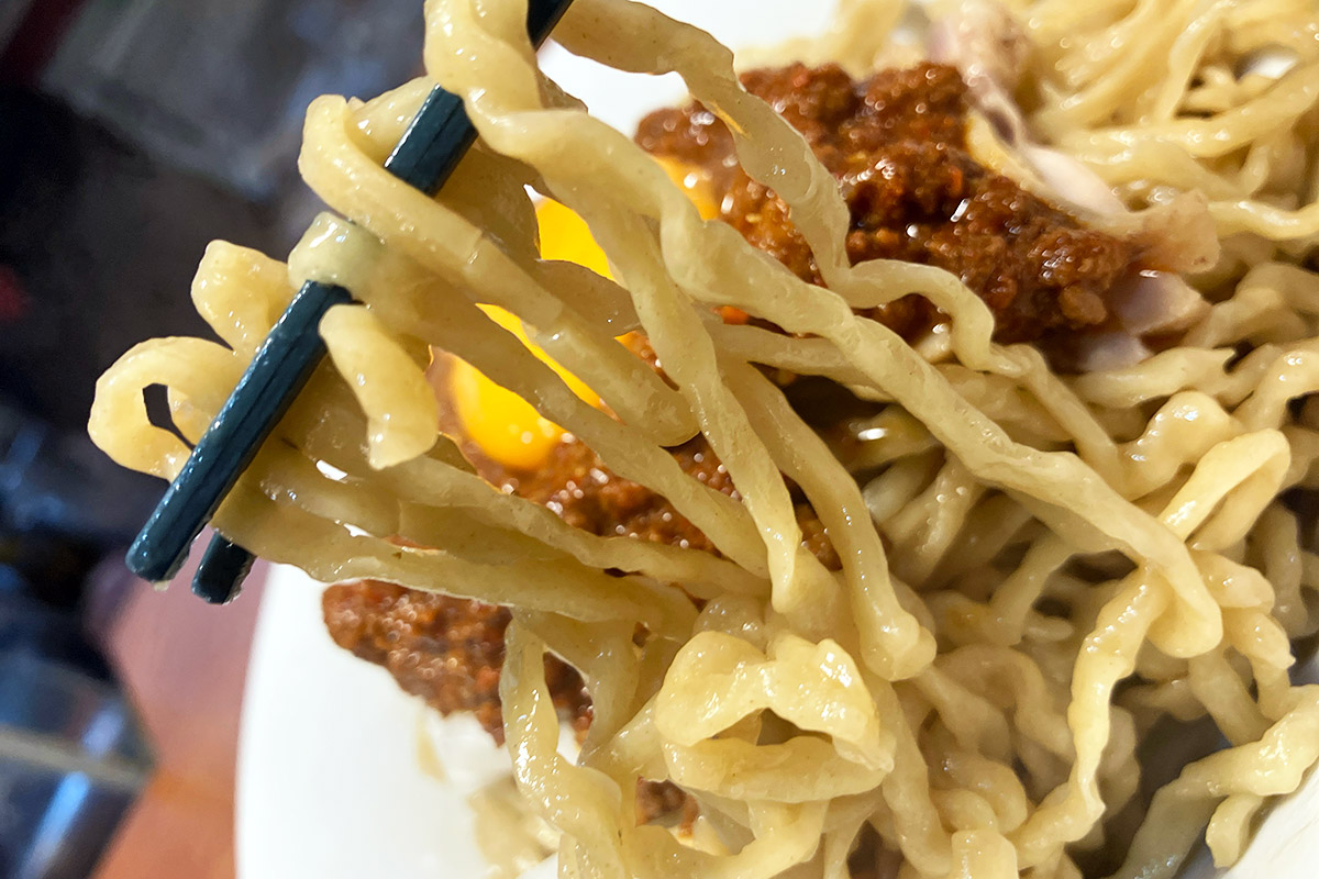 混ぜる前の麺、持ち上げただけでワシワシ感が伝わってくる