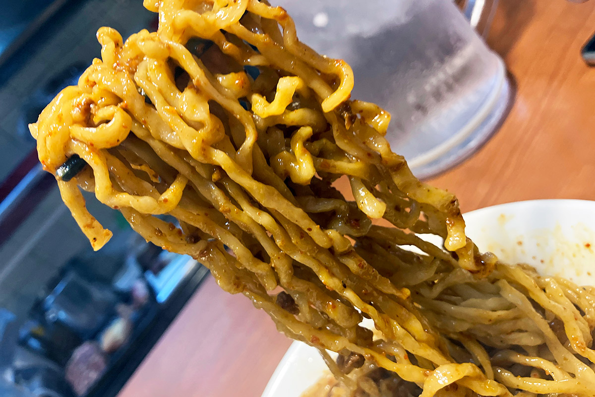 いざ実食、って、めっちゃ麺が大量に持ち上がってしまう