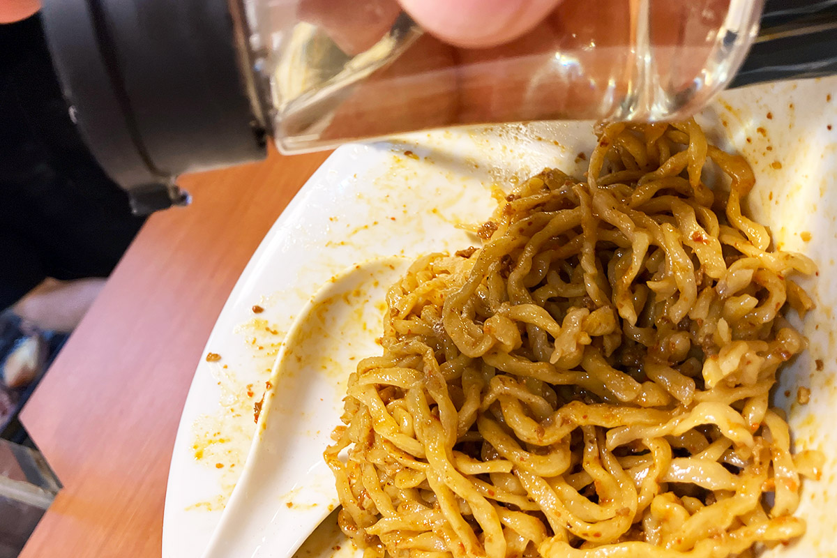 卓上にあった調味料をいろいろ振りかけてみる
