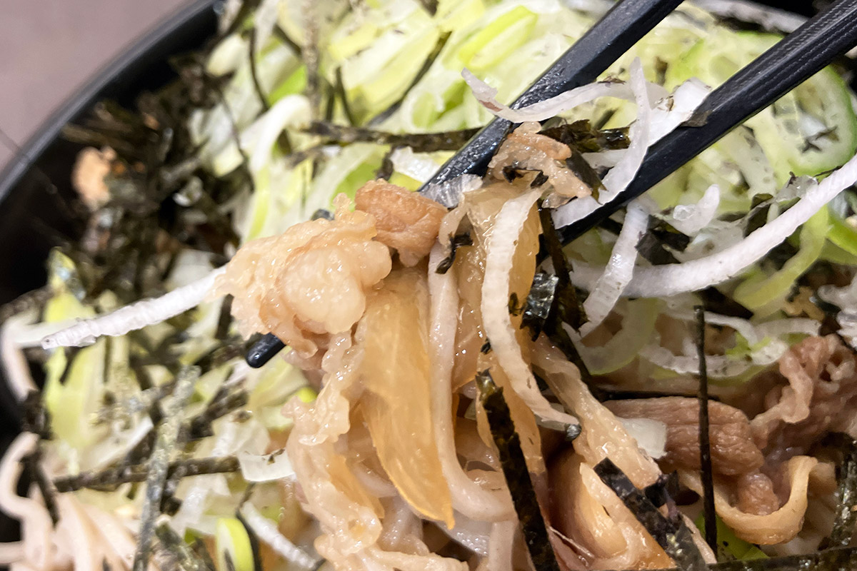 葱の下には牛肉と玉ねぎ