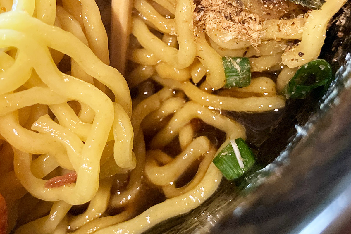 油そばなので、しっかりと混ぜ合わせて