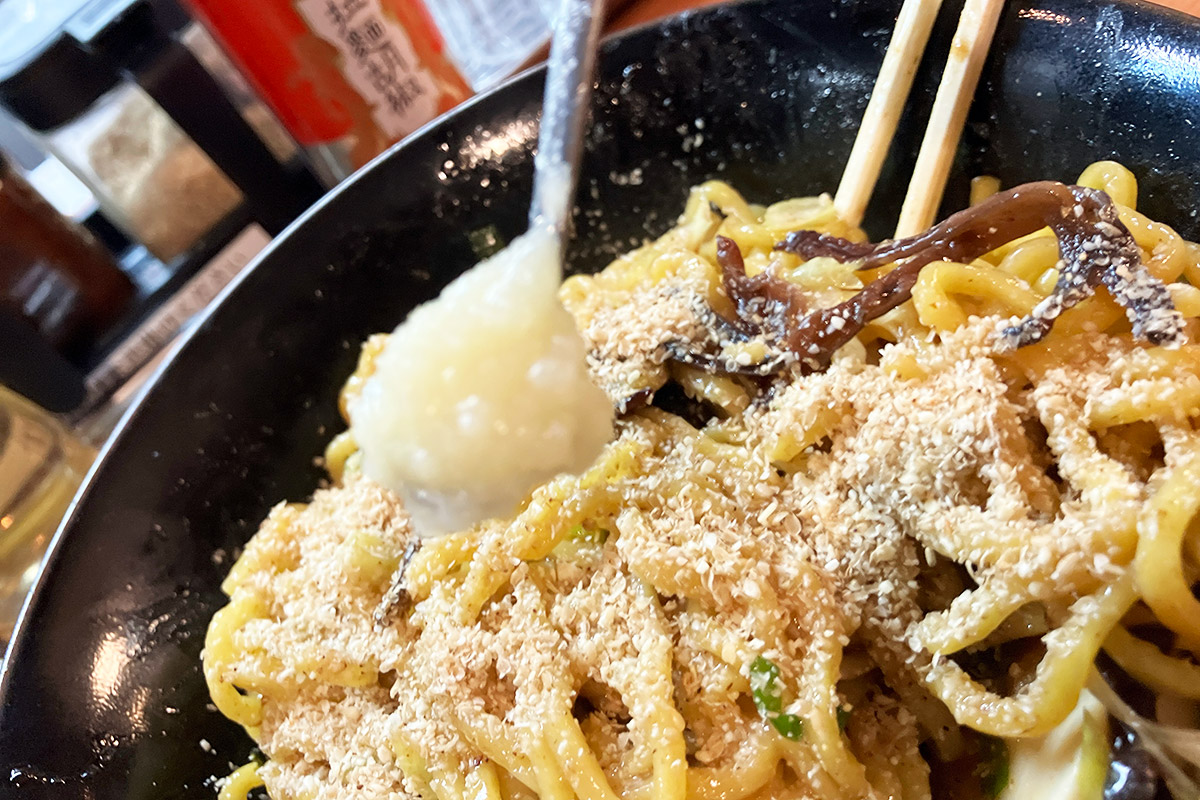 大量のすりごまにニンニクをたっぷり追加!