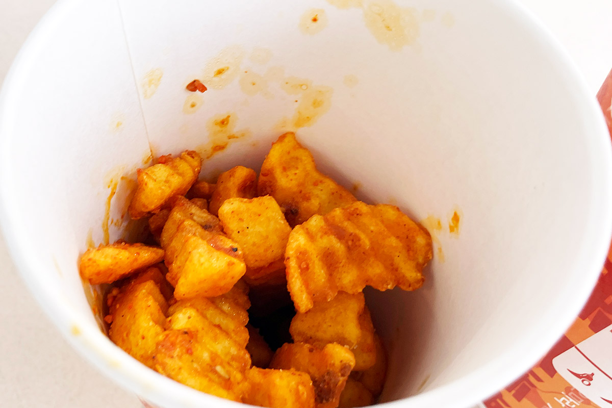 もう一つのカップは「麻辣ポテト」レギュラーサイズ