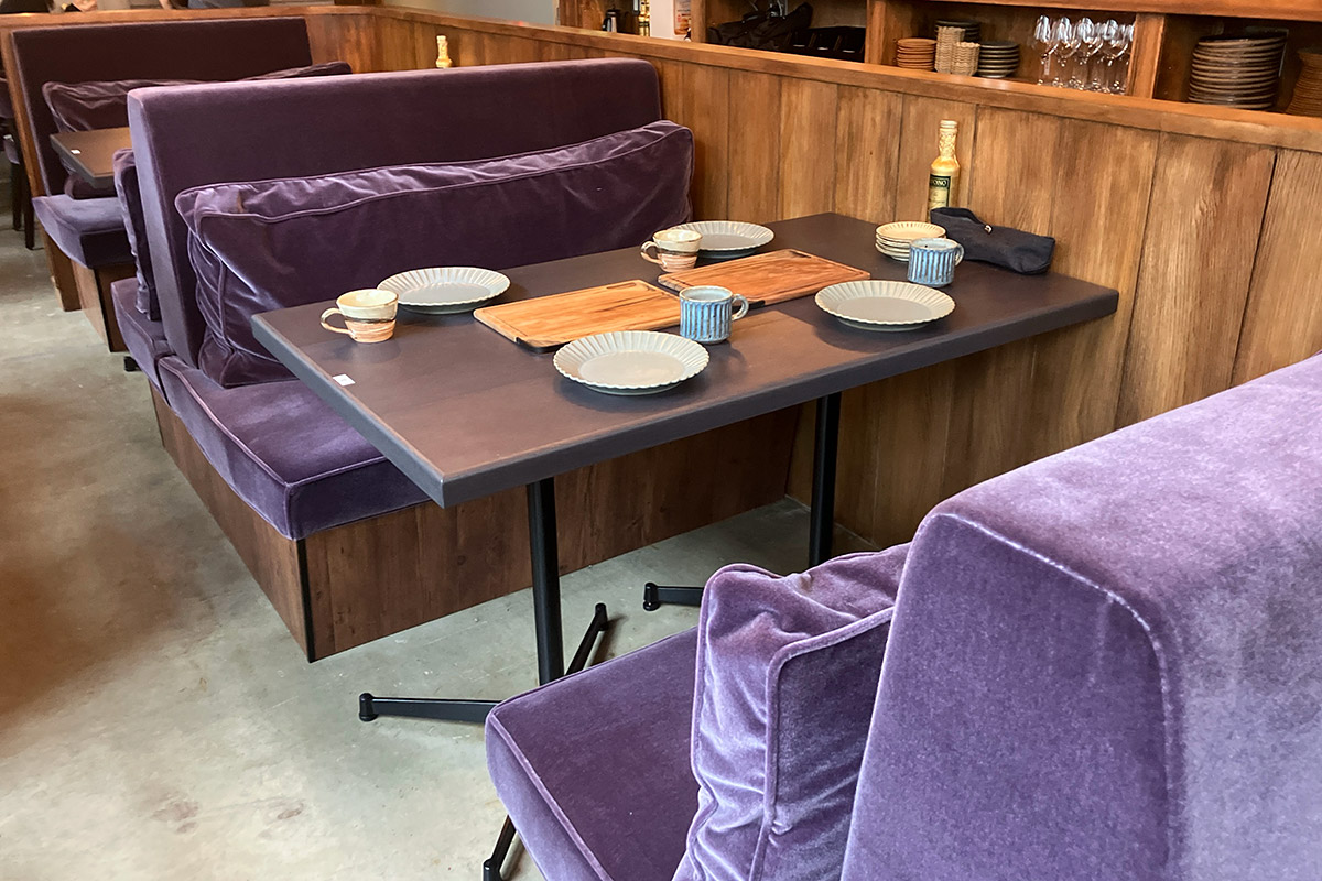 店内は4人席が4つに、2人席が8つ