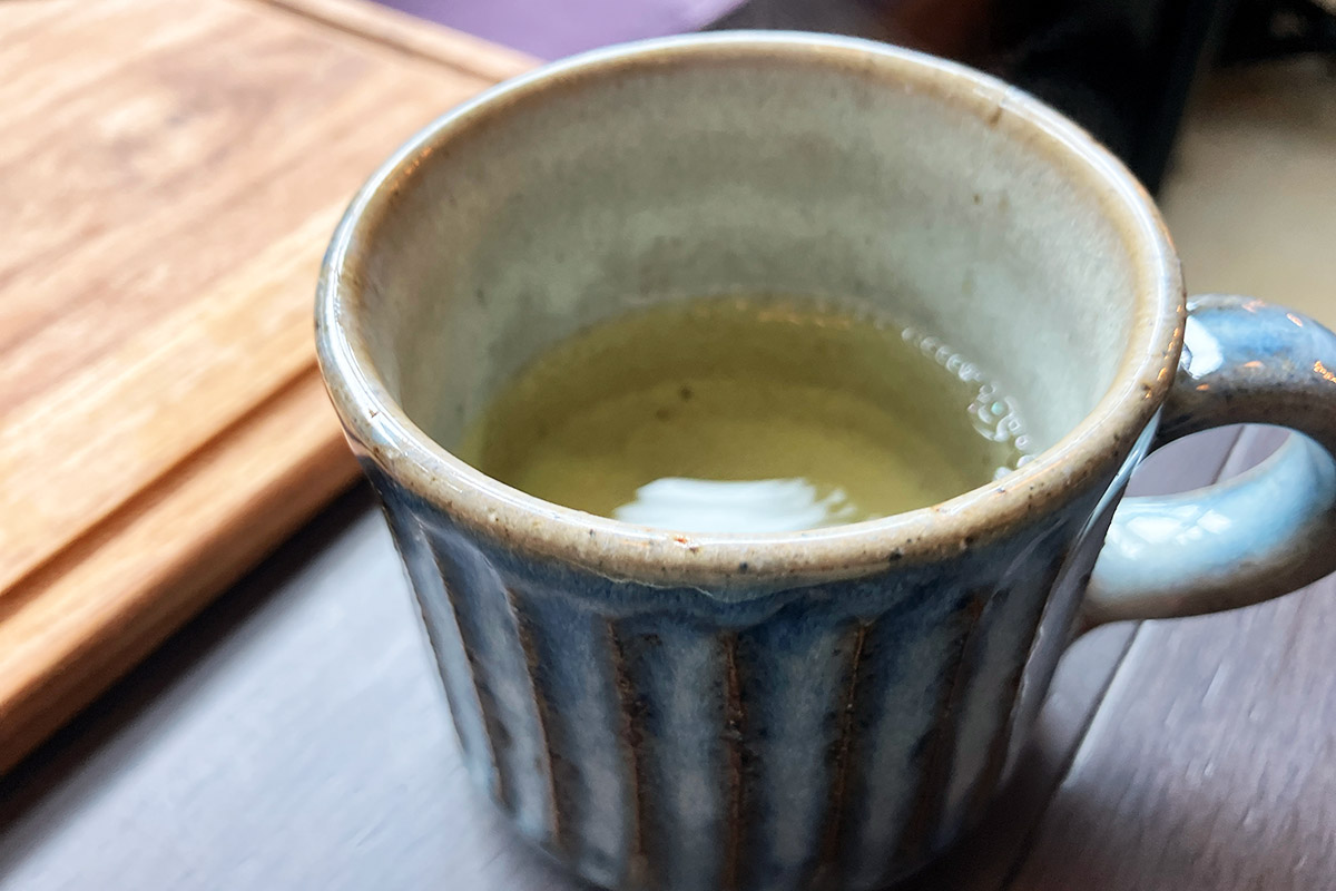 早速1杯目の紅茶「カモミールブレンド」が来ました