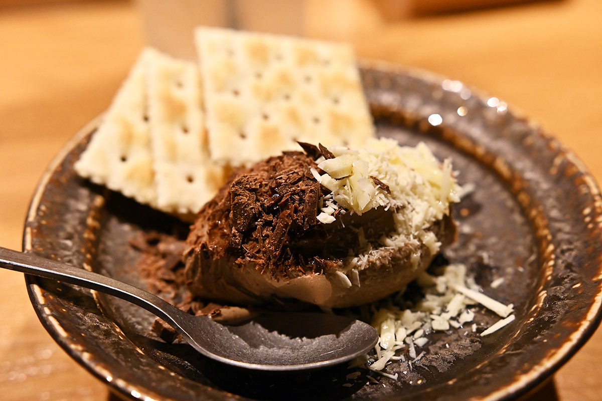 あ、紹介し忘れましたが、2種のチョコがかかったレバーパテが一番最初に提供されて、これを味わった瞬間に間違いないと確信しました