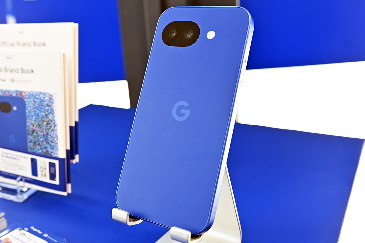 もちろん、Google Pixel 10a 日本限定コラボモデル「Isai Blue」も展示されています。鮮やかな青色・ Isai Blueが特徴的です
