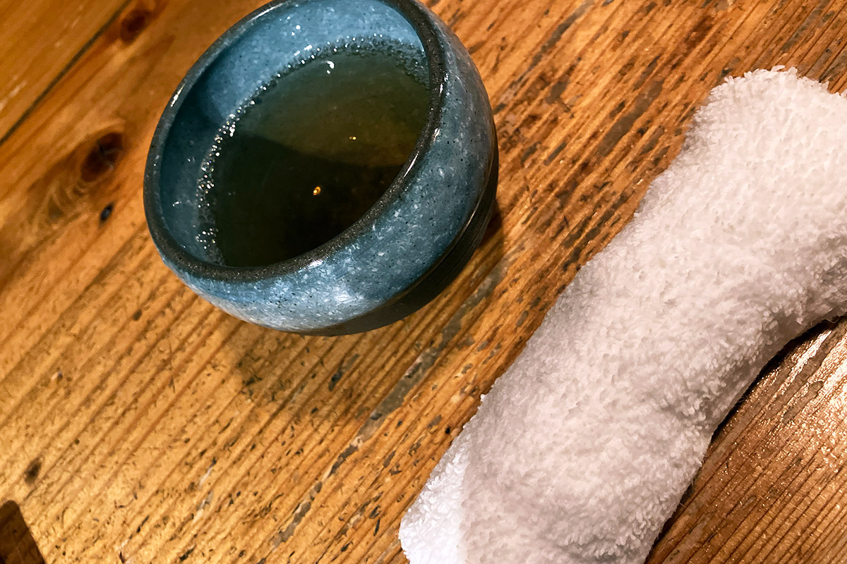 お茶とおしぼり、ちゃんとしてる