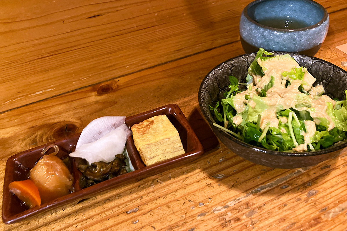 おお、3種の小鉢にサラダ、絶対に間違いないお店ですこの時点で