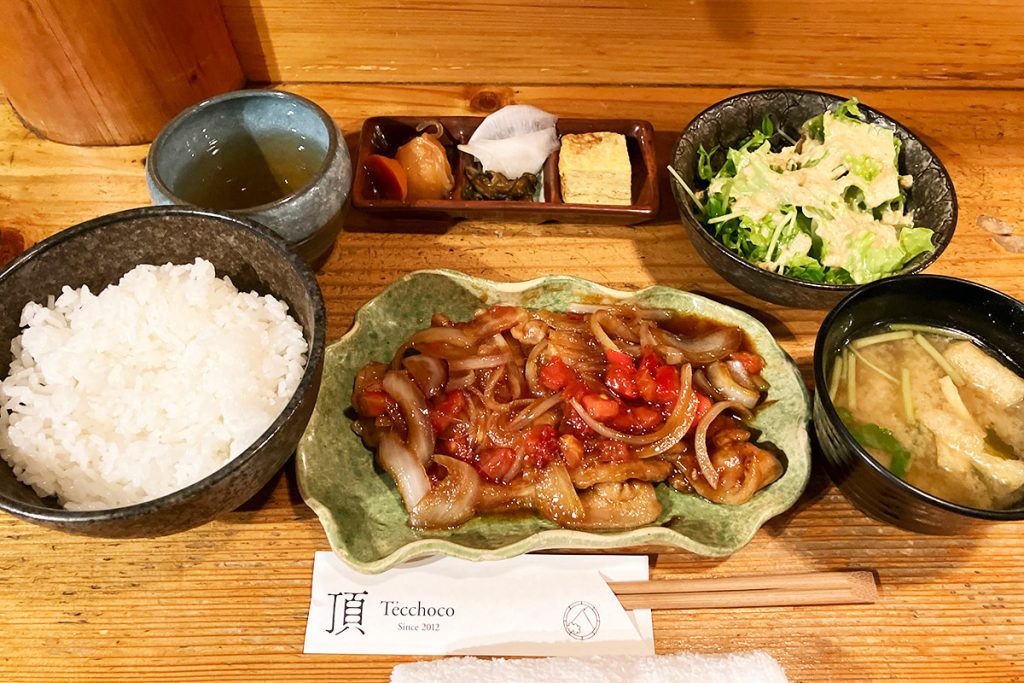 炭火串焼てっちょこ (頂)の気まぐれ定食「さっぱり生姜焼き（トマト入り）」
