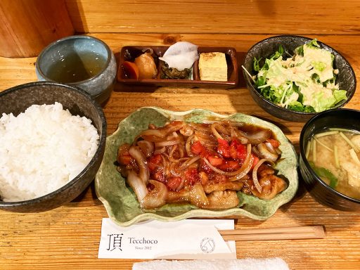 炭火串焼てっちょこ (頂)の気まぐれ定食「さっぱり生姜焼き（トマト入り）」