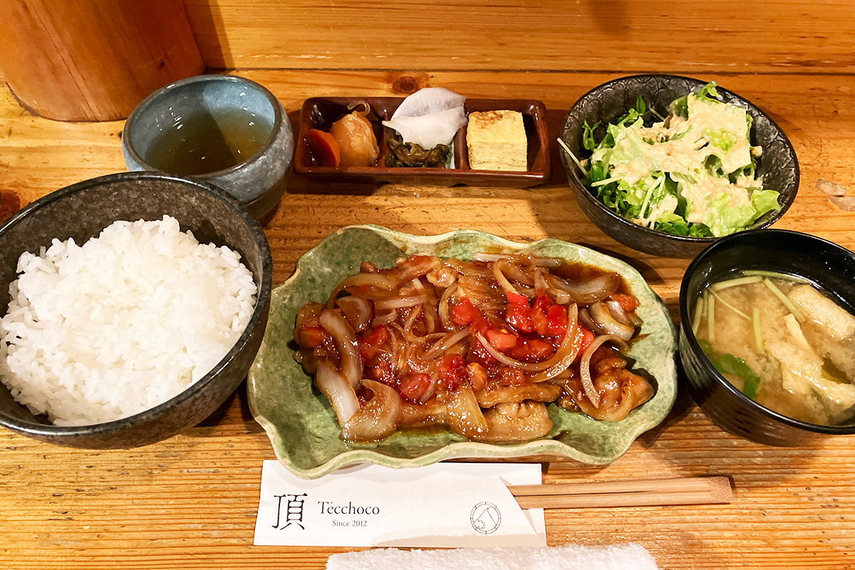 炭火串焼てっちょこ (頂)の気まぐれ定食「さっぱり生姜焼き（トマト入り）」