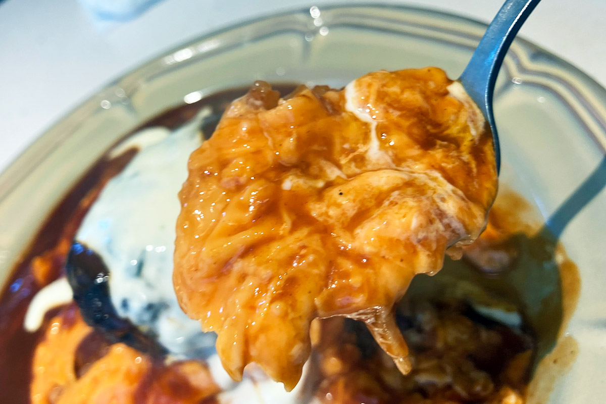 まずはそのままオムライスを味わいます