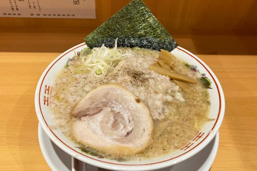 背脂ラーメン チャッチャ亭「背脂ラーメン」880円（税込、大チャッチャ）