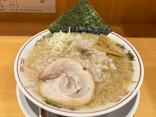 背脂ラーメン チャッチャ亭「背脂ラーメン」880円（税込、大チャッチャ）