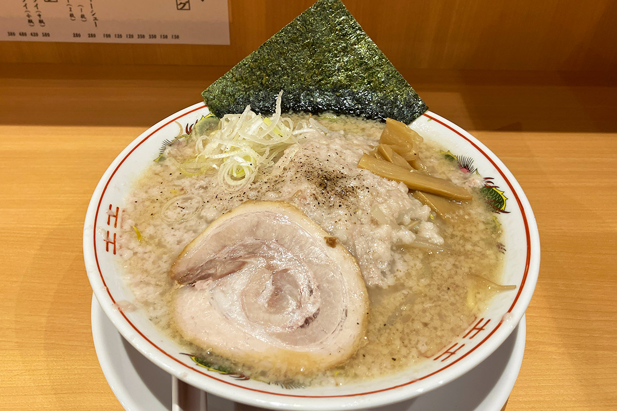 背脂ラーメン チャッチャ亭「背脂ラーメン」880円（税込、大チャッチャ）
