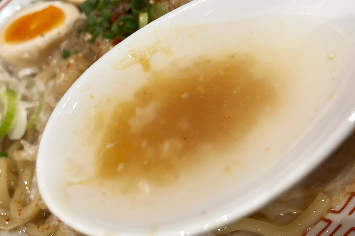 試しに汁をすくってみたら、、、油率高っ!