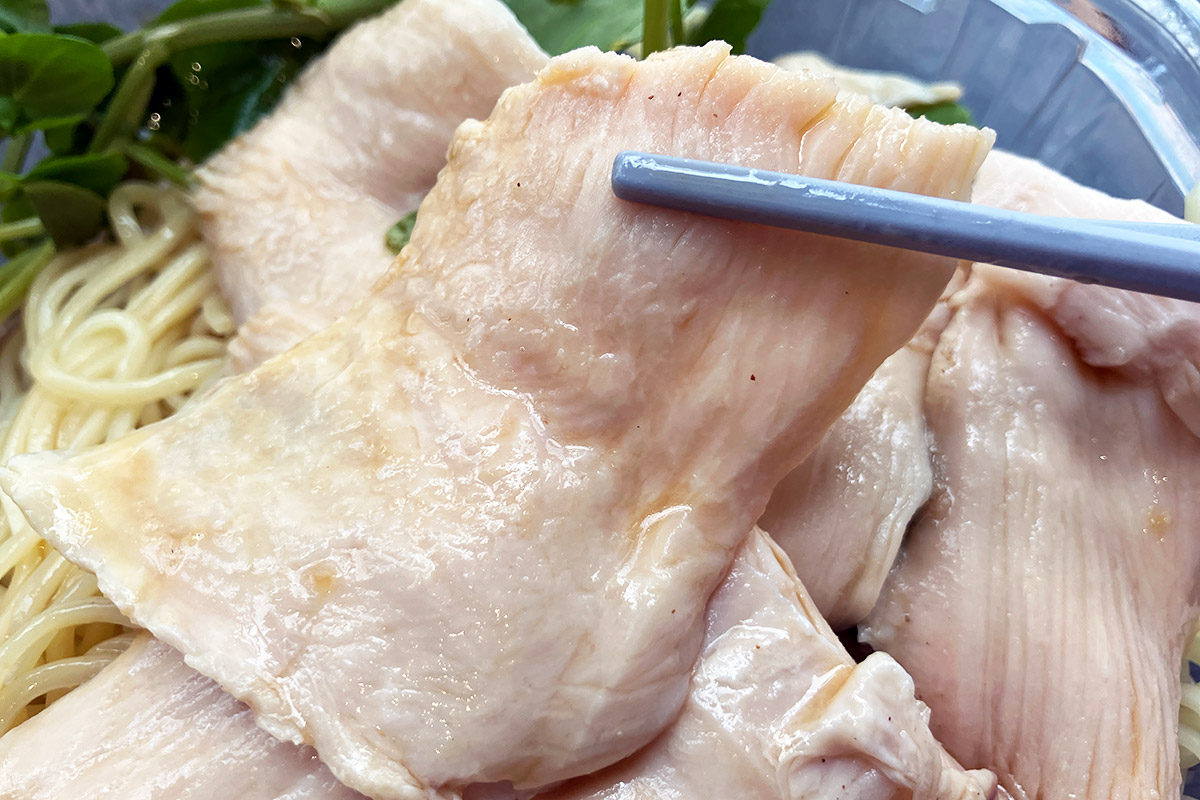 鶏むね肉は薄切りですが、逆にその方が食べやすいです