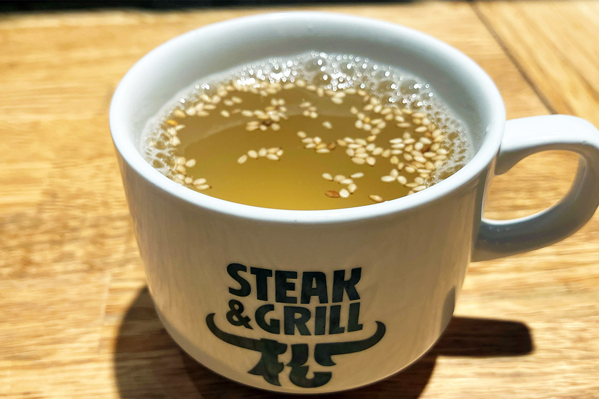 スープバーはセットなので、スープを飲みながら待ちます