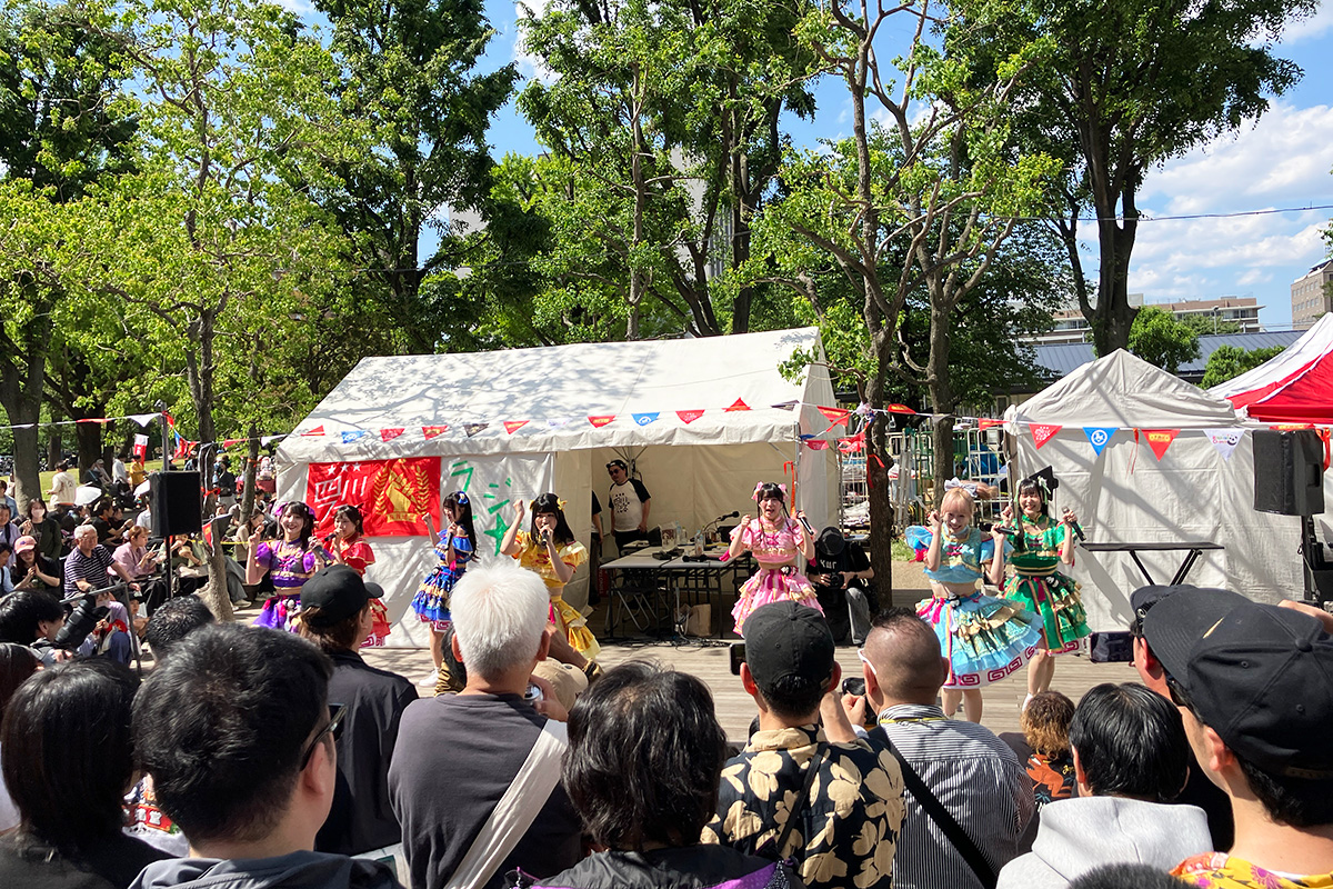 「四川フェス2026」における、ステージパフォーマンス。ちゃんとした写真を撮るのが難しいくらい、多くのお客さんが詰めかけました