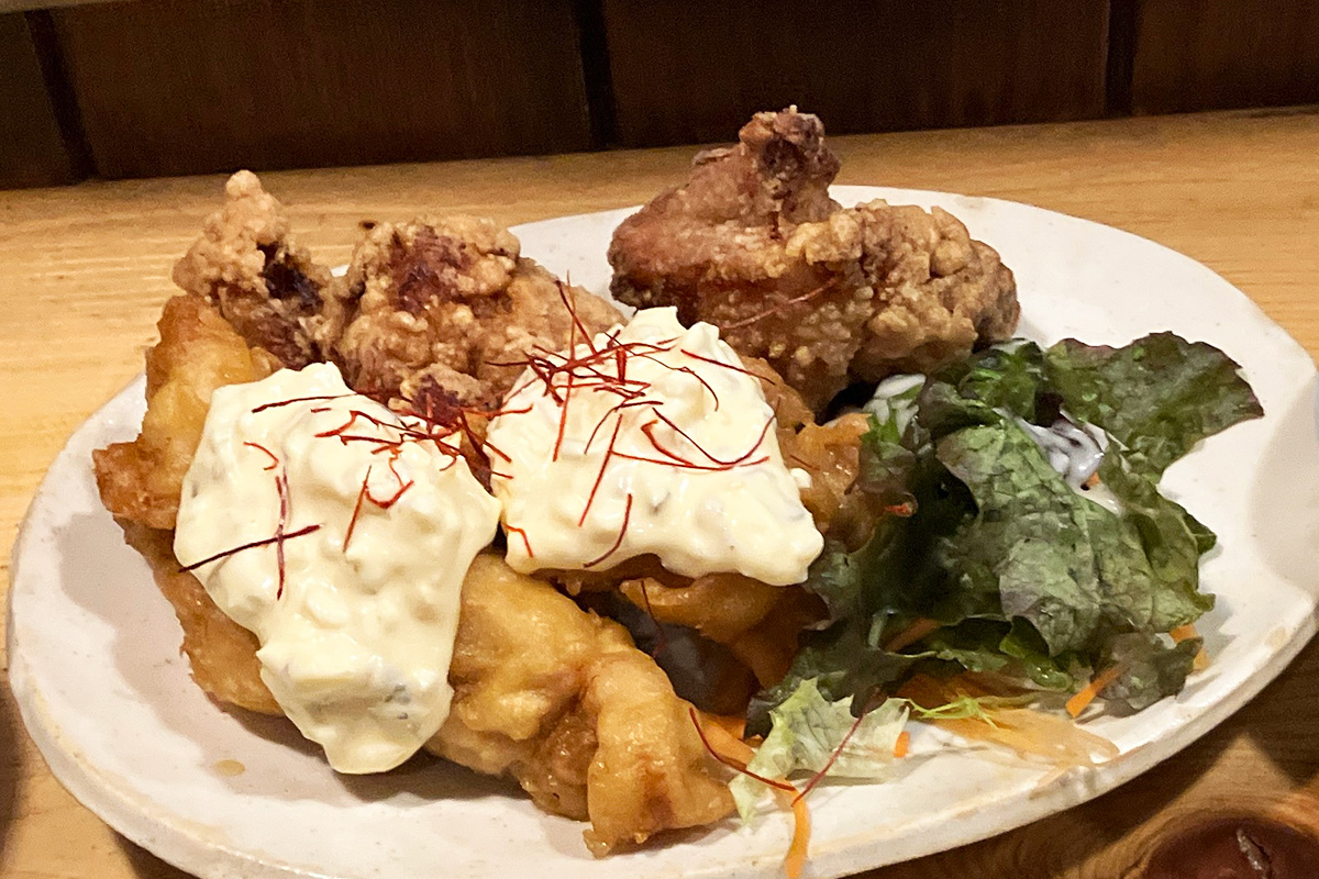 大ぶりの唐揚げ2つに、これまたまあまあのサイズのチキン南蛮が2個!