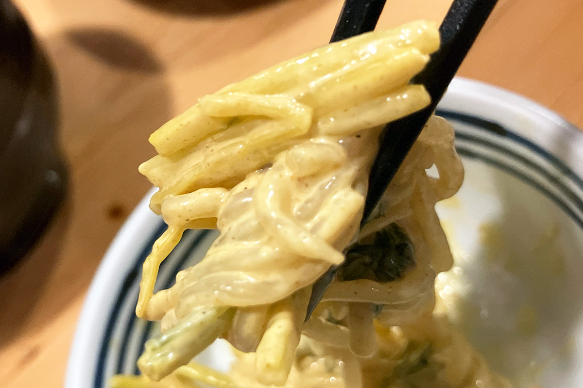 普通のサラダスパ的なモノだと思っていましたが、実はカレー味! これが、ガチの居酒屋の実力。うまし