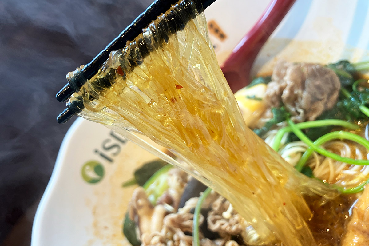 透き通ったサツマイモ麺、歯ごたえ抜群、スープの旨味がしっかりと感じられる