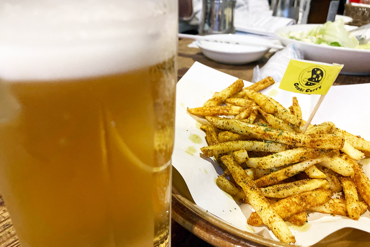 単なる飲み会、ではありませんぴあ&ぴあで開催された「下北沢カレーサミット vol.1」、なぜかスパイシーなポテトには夏至カレー旗が