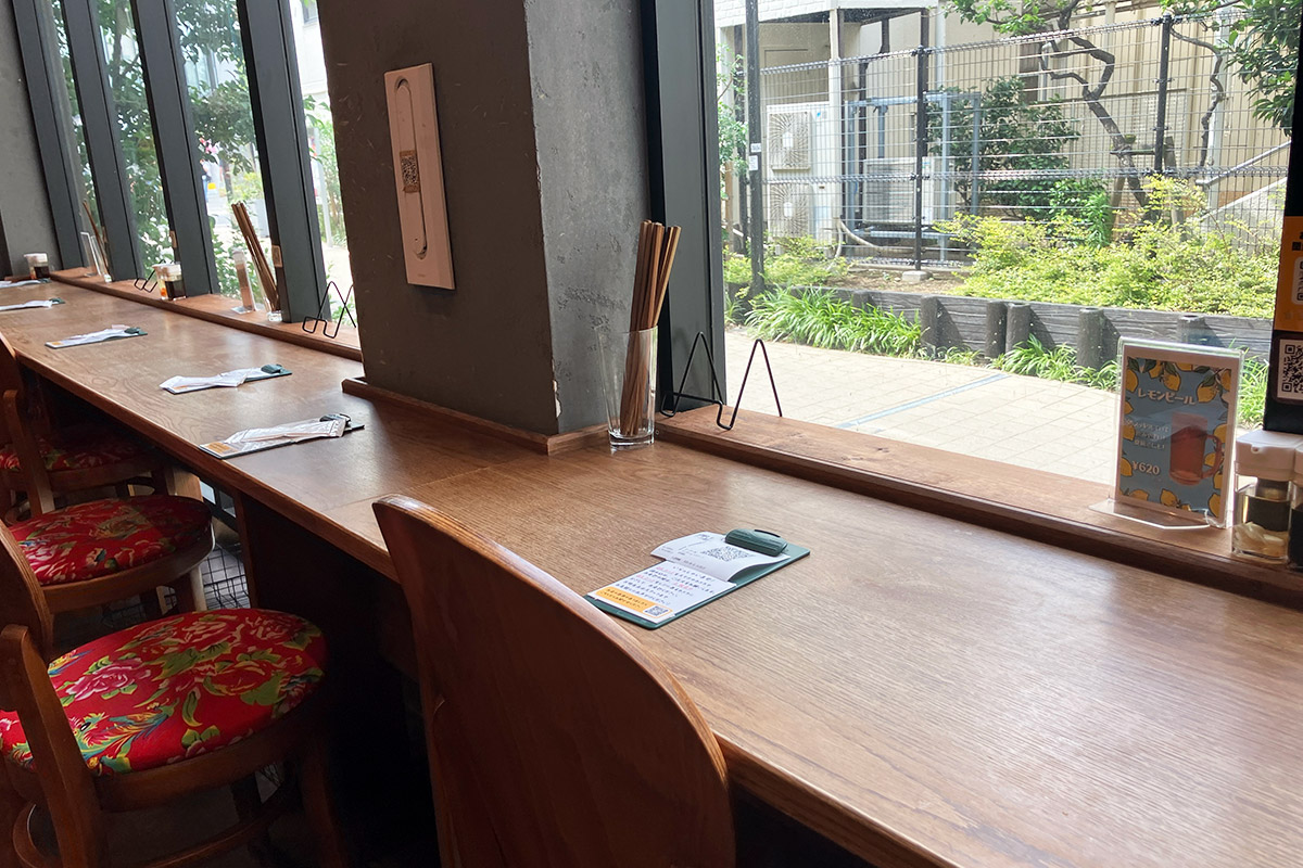 いつも通り、窓側のカウンター席で