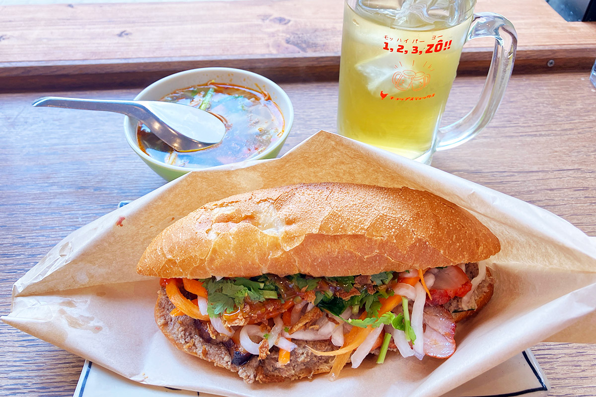 「バインミーサイゴン」の辛口野菜スープセット1050円(税込)
