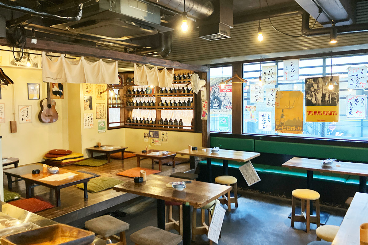 『三日月ロック』店内