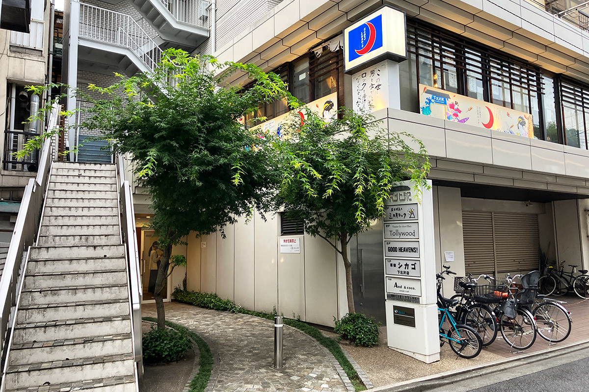 実はビルの裏手からも入れたりします、この構造がめっちゃ作品に活きている、かも?