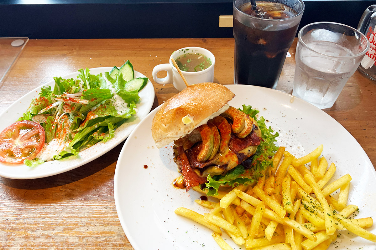 ランチメニュー「パネーズプレミアムバーガーセット」1390円（税込、以下同）、「セットサラダ」120円