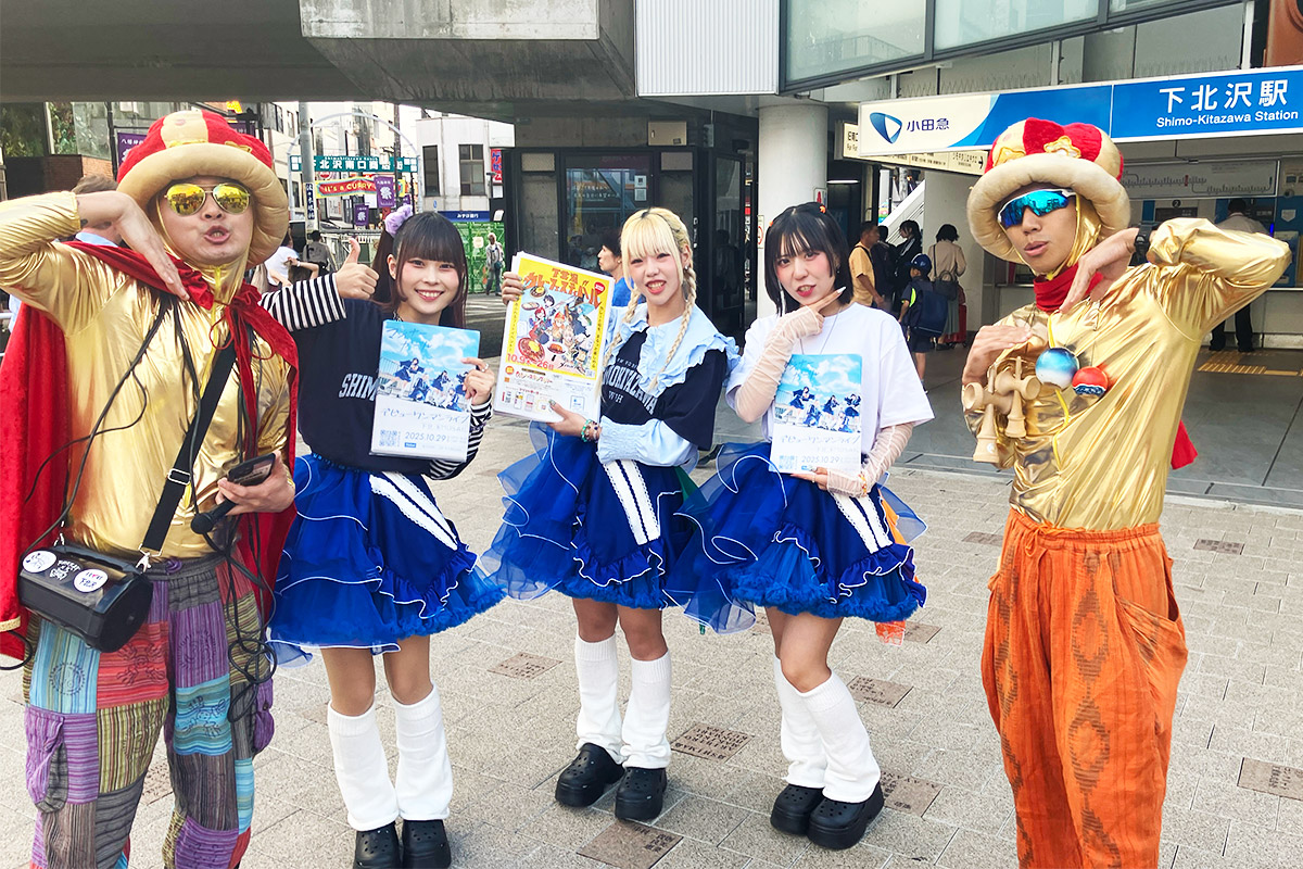 『下北沢カレーフェスティバル2025』の模様。マスコットキャラのカレーまんと、当時デビューを目前に控えていた、下北沢発のアイドル「マイナーガール」は、カレーフェスのお手伝いもしてくれました