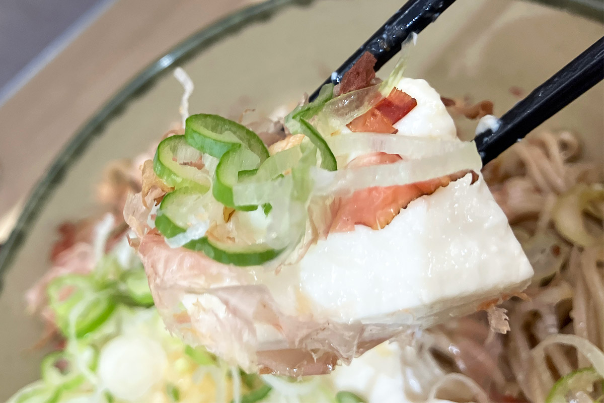 ネギや鰹節と共に味わう