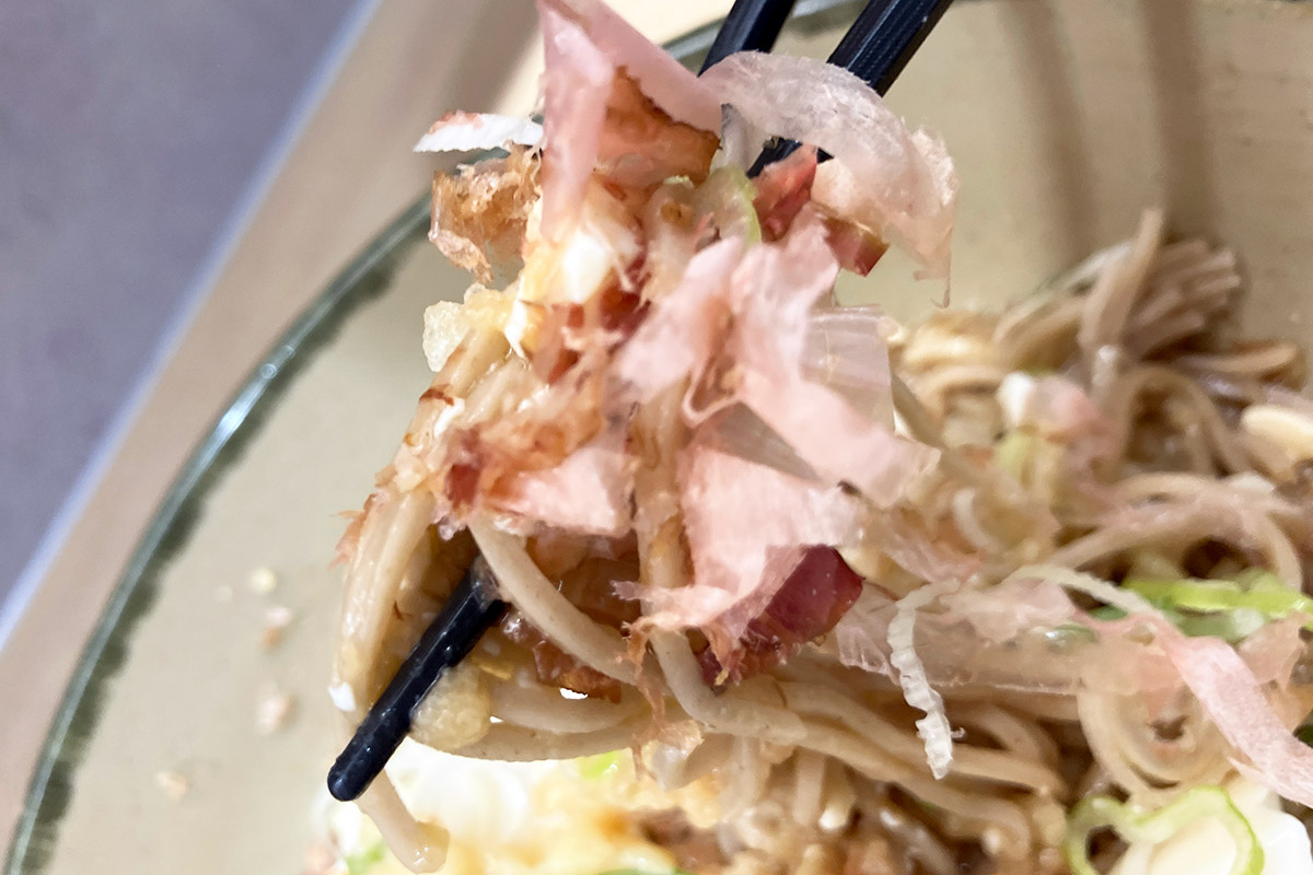 カツオ節で味わう冷たいおそば