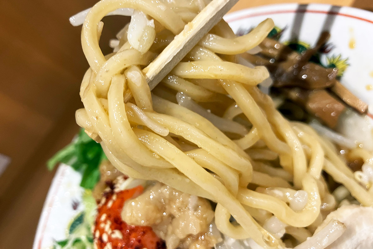 普通のまぜそばと同じ太麺ですよ、わしっと感が凄い