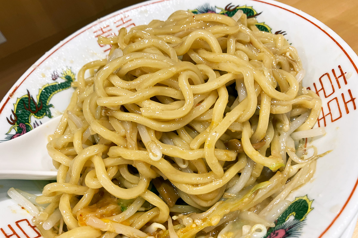 冷やしだけどまぜそばなのでしっかりと混ぜ合わせ