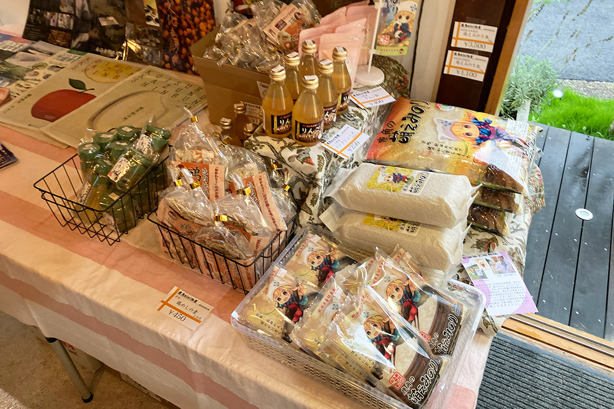 お米もりんごジュースもあるよー