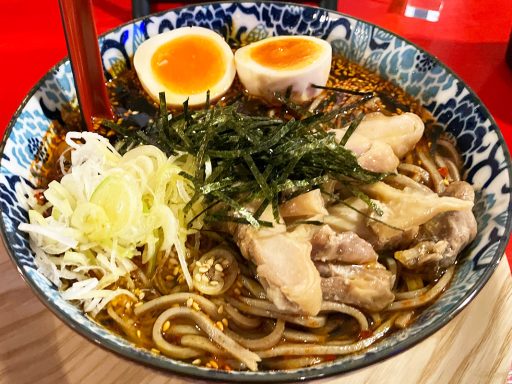 鶏ッキーの「冷やし親鶏蕎麦（旨辛・大盛）」1000円