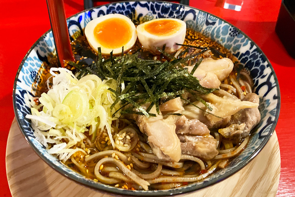 鶏ッキーの「冷やし親鶏蕎麦（旨辛・大盛）」1000円