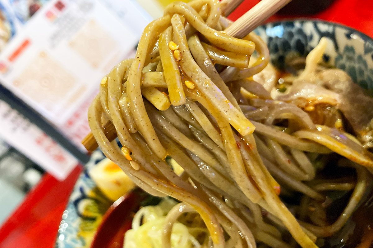 おそばはちょっと太めで食べ応えがあります