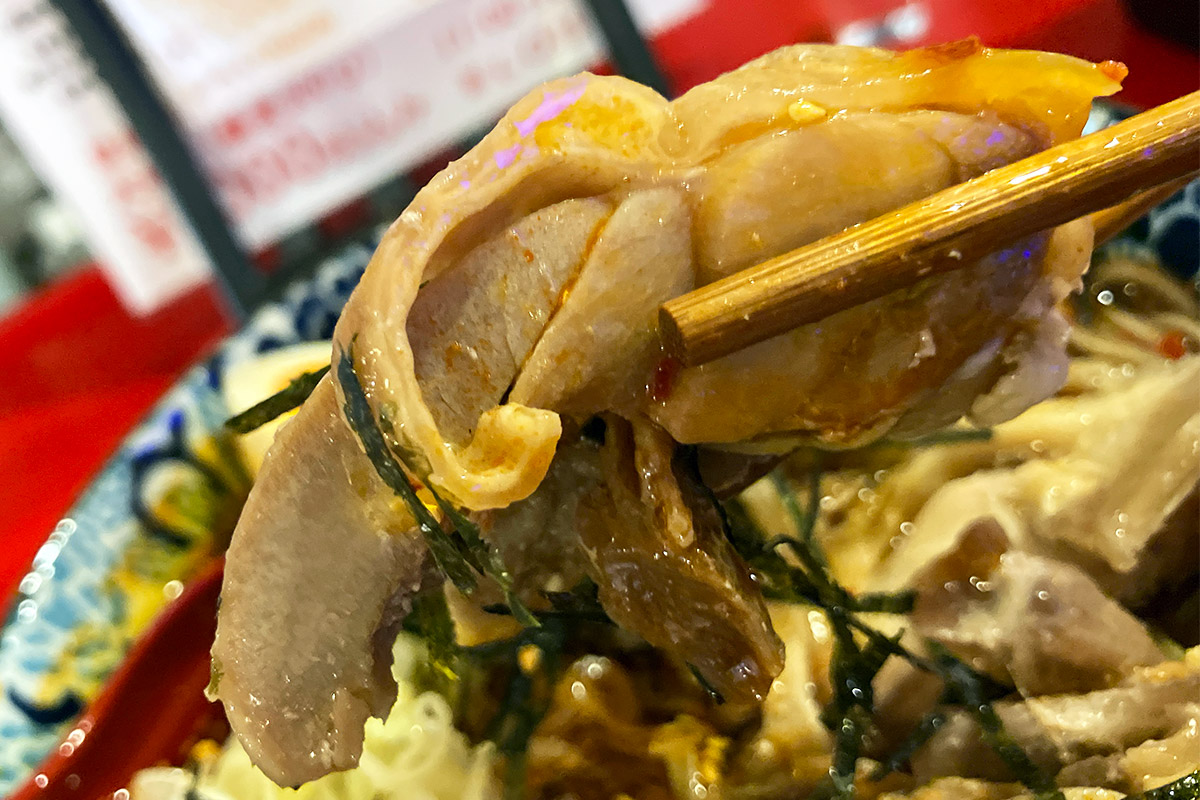 そして、大ぶりな親鶏ももちろん入ってます